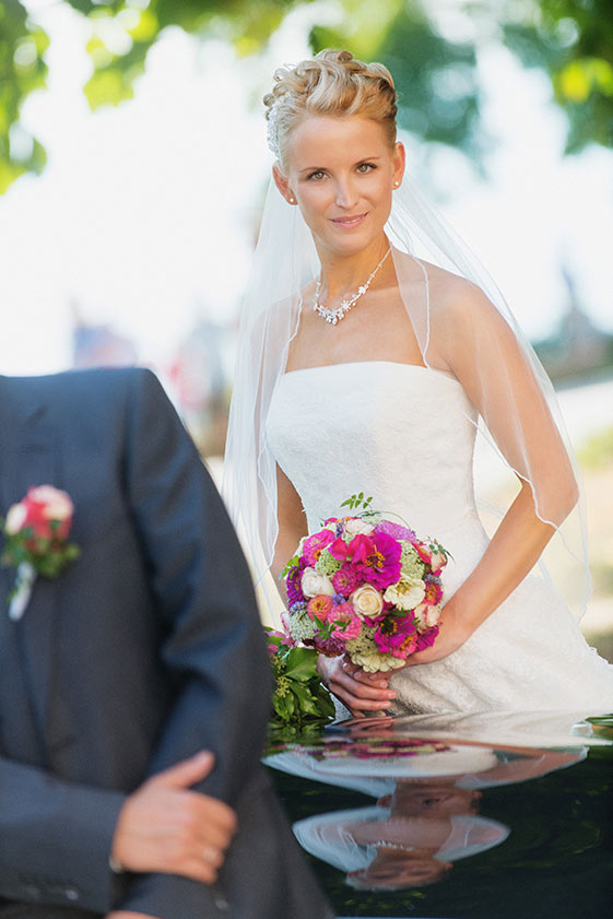 Wunderschöne Braut mit Strauß vor Klosterkirche Birnau am Bodensee