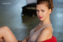 Portrait einer junge Frau und Model im Kleid sitzend